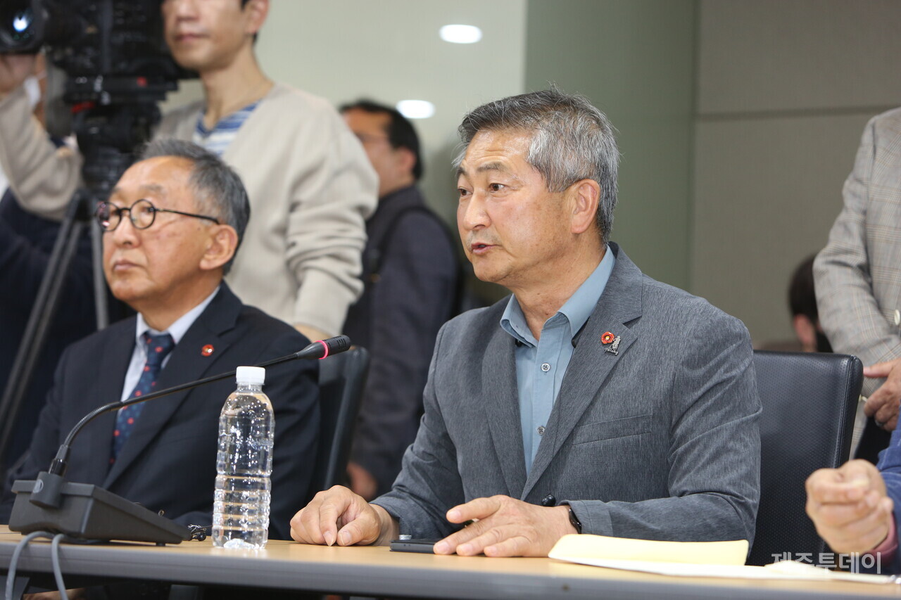 20일 오후 김재원 최고위원이 제주4·3평화기념관 4층 대회의실에서 열린 단체와 유족 등 면담 자리에서 4·3 기념식 비하 발언에 대해 사과하고 있다. 사진은 이상언 4·3희생자유족회 상임부회장. (사진=조수진 기자)
