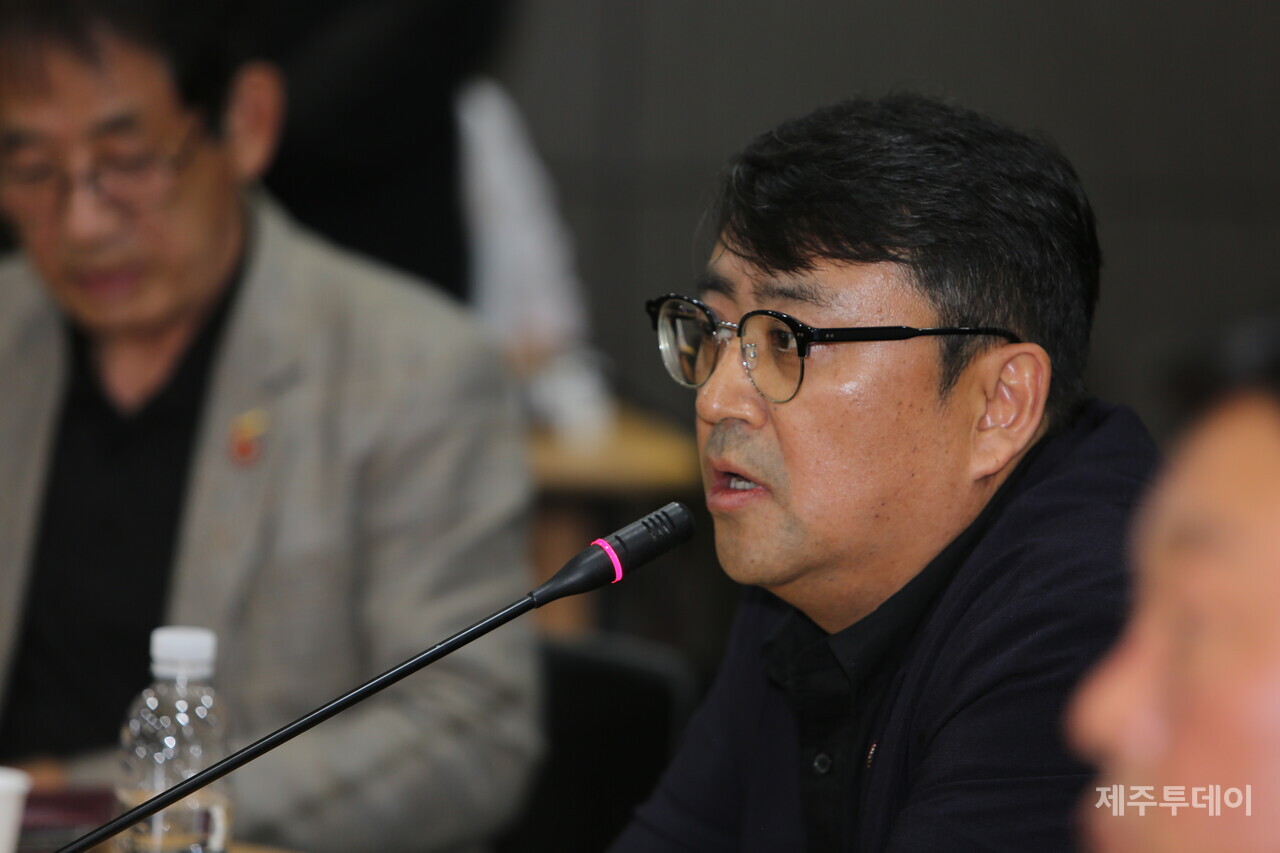 20일 오후 김재원 최고위원이 제주4·3평화기념관 4층 대회의실에서 열린 단체와 유족 등 면담 자리에서 4·3 기념식 비하 발언에 대해 사과했다. 사진은 김동현 제주민예총 이사장. (사진=조수진 기자)