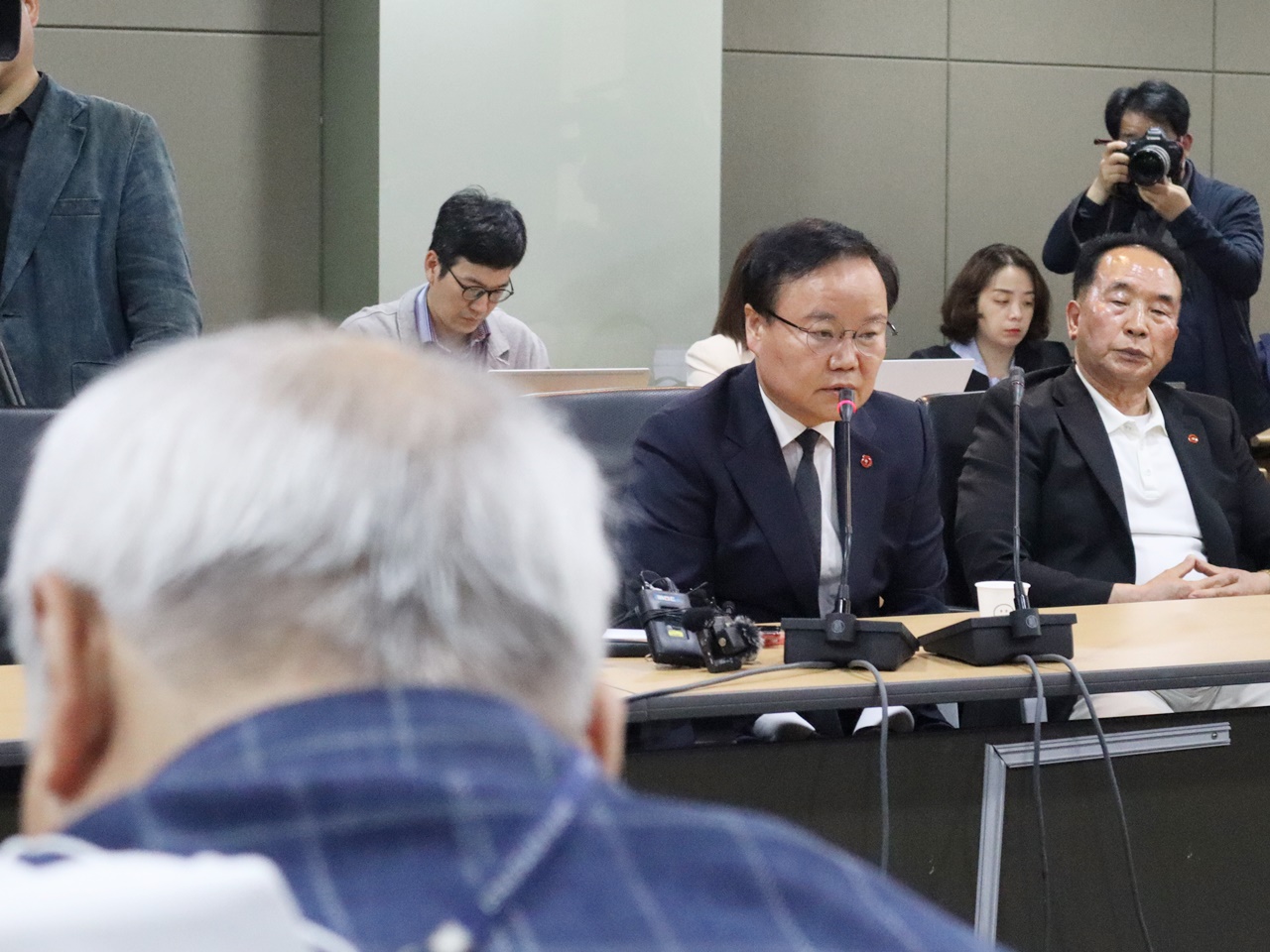 20일 오후 김재원 최고위원이 제주4·3평화기념관 4층 대회의실에서 열린 단체와 유족 등 면담 자리에서 4·3 기념식 비하 발언에 대해 사과하고 있다. (사진=조수진 기자)