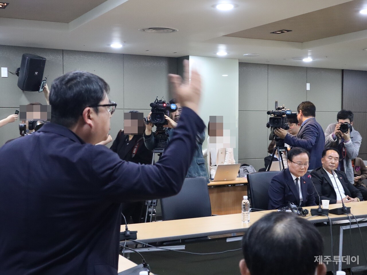 20일 오후 김재원 최고위원이 제주4·3평화기념관 4층 대회의실에서 열린 단체와 유족 등 면담 자리에서 4·3 기념식 비하 발언에 대해 사과했다. 일부 참석자들이 김 최고위원의 사과가 진정성이 없다고 반발하며 퇴장하기도 했다. (사진=조수진 기자)