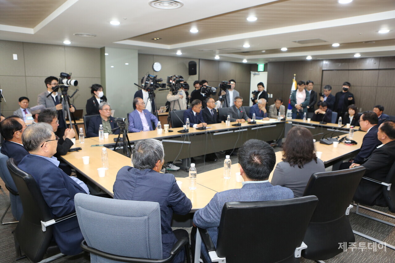 20일 오후 김재원 최고위원이 제주4·3평화기념관 4층 대회의실에서 열린 단체와 유족 등 면담 자리에서 4·3 기념식 비하 발언에 대해 사과했다. (사진=조수진 기자)