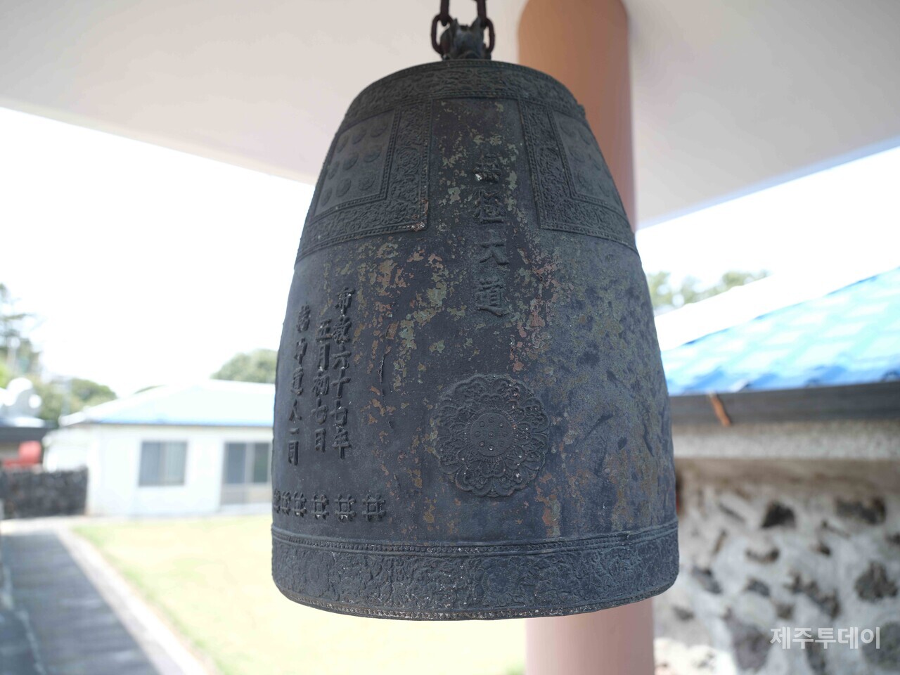 명도암에 자리한 무극대도 성전은 무극대도 도주(道主) 강승태가 선화(仙化)하기 전 수년 동안 머물면서 저술과 포교활동을 하던 곳이라고 합니다. 성전 종루에 작은 종이 달려 있습니다. 종에 ‘무극대도’라고 적혀있습니다. ‘포교 67년’이라 적힌 것으로 보아 2002년에 제작된 것 같습니다. 마지막으로 ‘건곤도인 일동’이라 적혀있습니다. 건도, 곤도는 남,녀 교인을 칭하는 말입니다. 교인들은 이곳을 거점으로 농사를 지으며 자급자족 생활을 하고 있다고 합니다. (사진=고승욱)