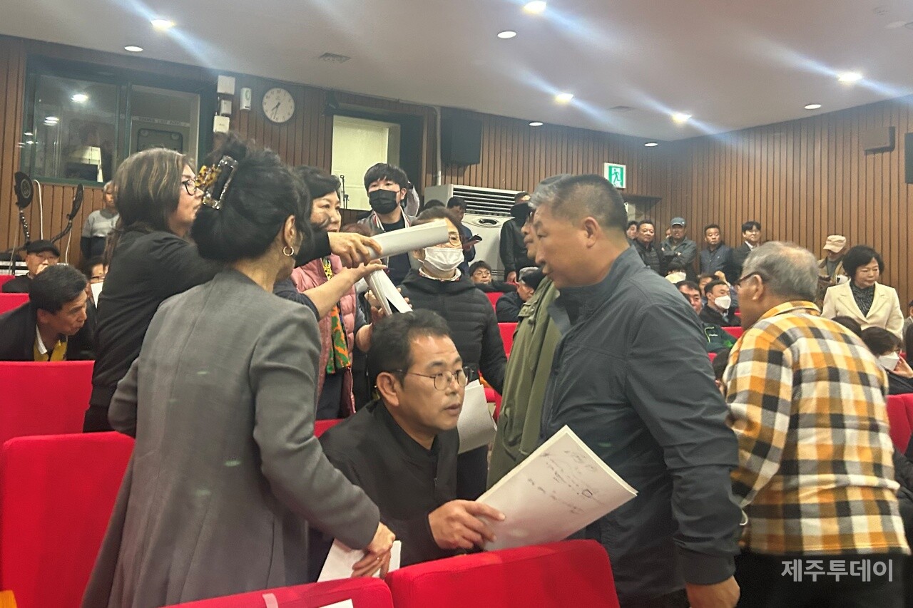 지난 6일 제주 제2공항 기본계획안 발표 이후 열린 2차 경청회가 아수라장으로 변했다. (사진=박소희 기자)