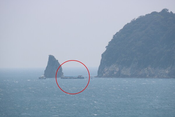 제주 서귀포시 서귀동에 위치한 천연기념물 제421호 문섬 및 범섬. 지난 26일 관광용 선박이 섬 사이를 운항하고 있다.  (사진=박지희 기자)