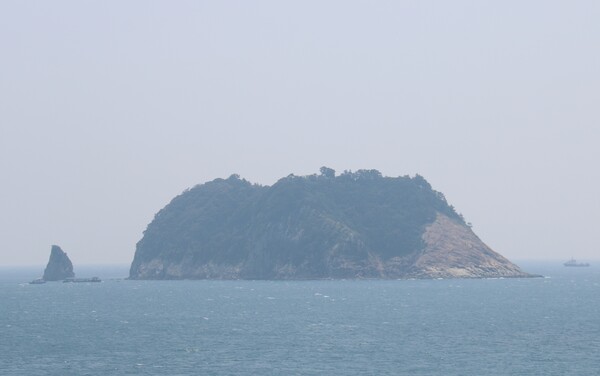 제주 서귀포시 서귀동에 위치한 문섬 및 범섬. 천연기념물 제421호이자 해양보호구역이다. (사진=박지희 기자)