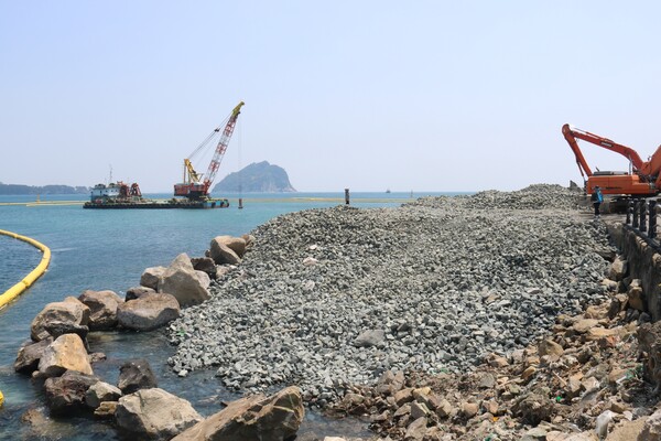 26일 제주 서귀포시 동방파제에서 스쿠버다이빙 해상체험장 및 다이버 운송용 계류시설 공사가 이뤄지고 있다. (사진=박지희 기자)