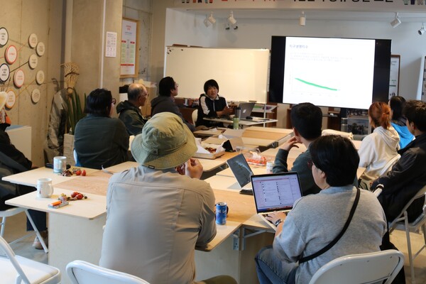 녹색연합과 제주투데이가 공동주최한 '2023 제주해양포럼'이 26일 두번째 자리를 마련한 가운데, 참여자들이 서귀포시 일대에서 해양보호구역 확대와 관리방안에 대해 논의하고 있다.  (사진=박지희 기자)