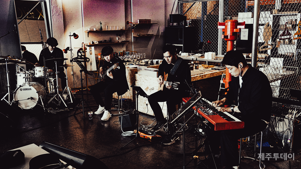 연주하는 시크릿 코드. (사진=락하두)