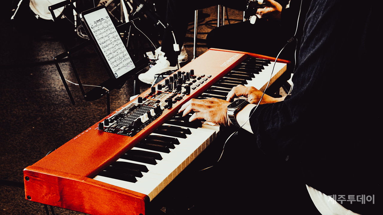 연주하는 시크릿 코드 멤버. (사진=락하두)