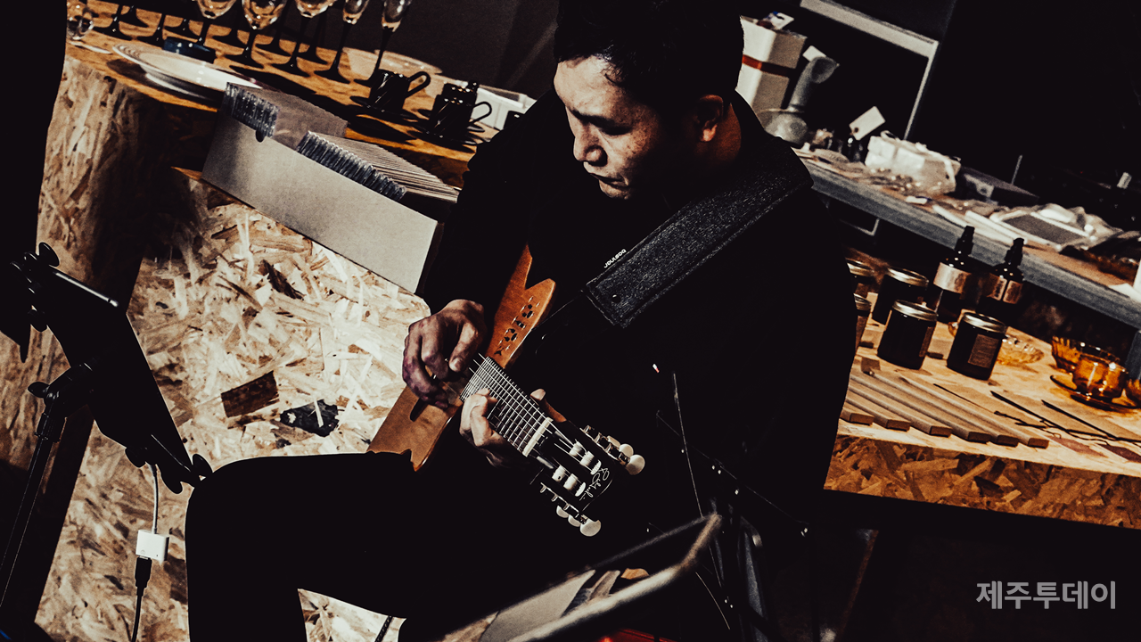 연주하는 시크릿 코드 멤버. (사진=락하두)