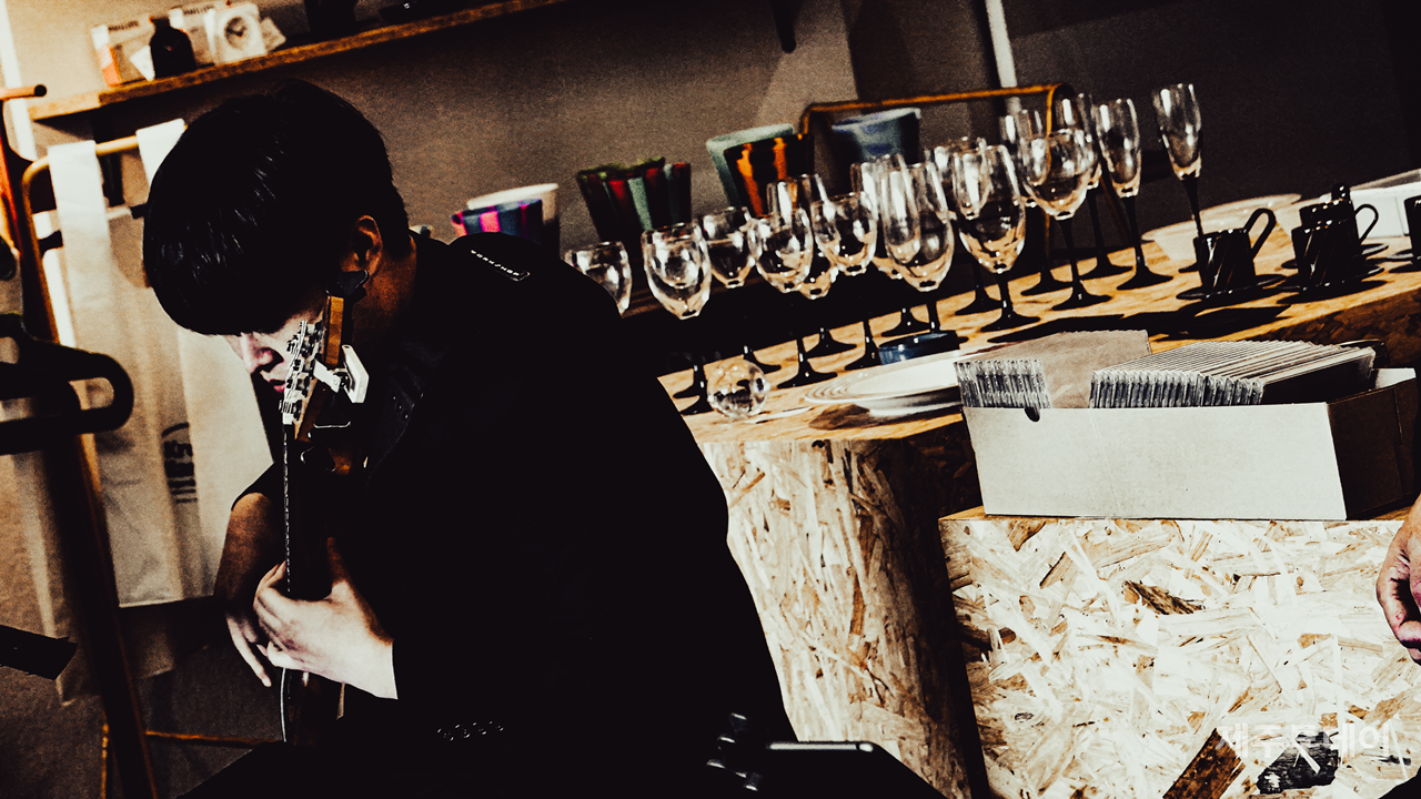 연주하는 시크릿 코드 멤버. (사진=락하두)