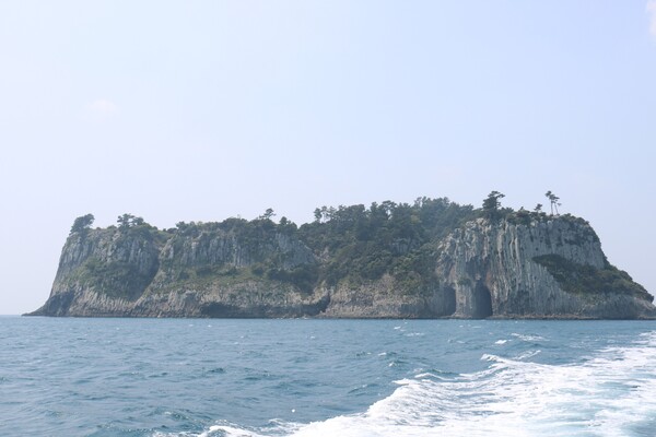 서귀포시 서귀동 소재 범섬. 천연기념물 제421호이자 이곳 일대는 해양보호구역으로 지정돼 있다. (사진=박지희 기자)