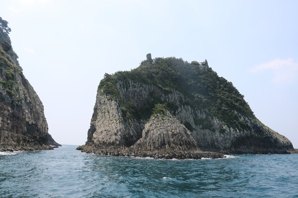 서귀포시 서귀동 소재 범섬 옆에는 새끼섬이 자리하고 있다. (사진=박지희 기자)