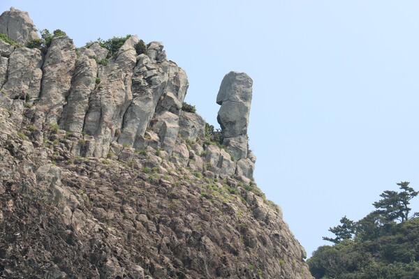 범섬 옆 새끼섬 상단부 툭 튀어나온 바위. (사진=박지희 기자)