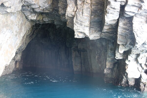 범섬 내 해식동굴(사진=박지희 기자)