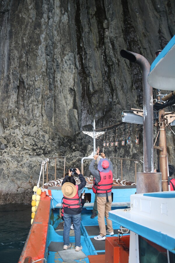서귀포시 서귀동 소재 범섬 해식동굴 내부. 탐방객들이 사진을 찍고 있다. (사진=박지희 기자)