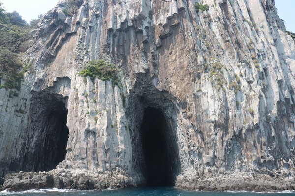 서귀포시 서귀동 소재 범섬의 해식쌍굴. 호랑이의 콧구멍이라는 별칭까지 있다. (사진=박지희 기자)