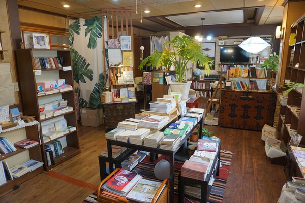 제주시 이도일동 소재 나이롱 책방 입구에 들어선 모습. 안쪽에는 앉을 수 있는 공간이 있다. (사진=요행)