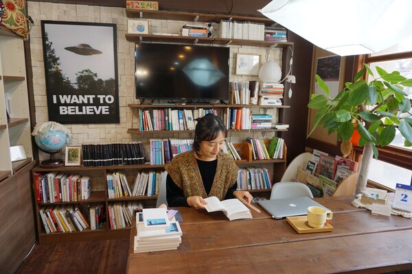 제주시 이도일동 소재 나이롱 책방의 장효정 책방지기. (사진=요행)