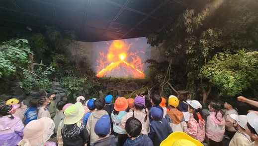지난달 21일 교래곶자왈 생태체험관을 방문한 마야유치원생들이 화산 폭발 과정을 배우고 있다. (사진=제주곶자왈공유화재단 제공)