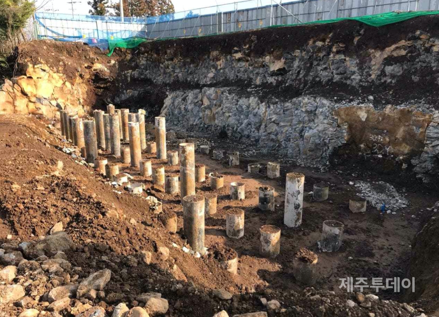 강정 해군기지 진입도로의 교각 설치를 위해 천공 작업 후 파이프를 심은 모습.(사진=강정천을 지키는 사람들)