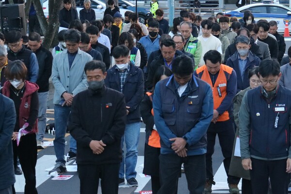 제주민중연대와 제주시민사회단체연대회의, 공안탄압저지 및 민주수호 제주대책위는 전날인 9일 오후 7시 제주시청 민원실 앞에서 '윤석열정권 심판 도민대회'를 개최했다.  (사진=박지희 기자)