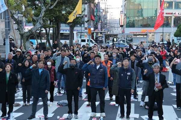 제주민중연대와 제주시민사회단체연대회의, 공안탄압저지 및 민주수호 제주대책위는 전날인 9일 오후 7시 제주시청 민원실 앞에서 '윤석열정권 심판 도민대회'를 개최했다.  (사진=박지희 기자)