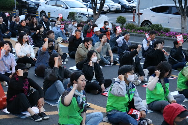 제주민중연대와 제주시민사회단체연대회의, 공안탄압저지 및 민주수호 제주대책위는 전날인 9일 오후 7시 제주시청 민원실 앞에서 '윤석열정권 심판 도민대회'를 개최했다.  (사진=박지희 기자)