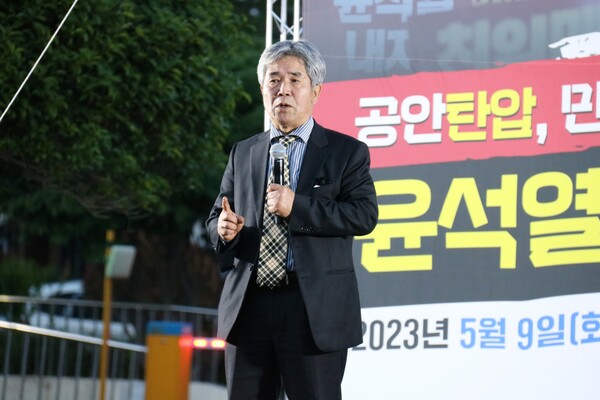 제주민중연대와 제주시민사회단체연대회의, 공안탄압저지 및 민주수호 제주대책위는 전날인 9일 오후 7시 제주시청 민원실 앞에서 '윤석열정권 심판 도민대회'를 개최했다.  (사진=박지희 기자)