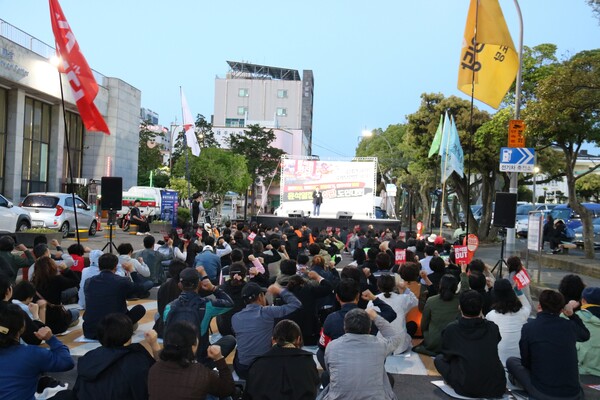제주민중연대와 제주시민사회단체연대회의, 공안탄압저지 및 민주수호 제주대책위는 전날인 9일 오후 7시 제주시청 민원실 앞에서 '윤석열정권 심판 도민대회'를 개최했다.  (사진=박지희 기자)