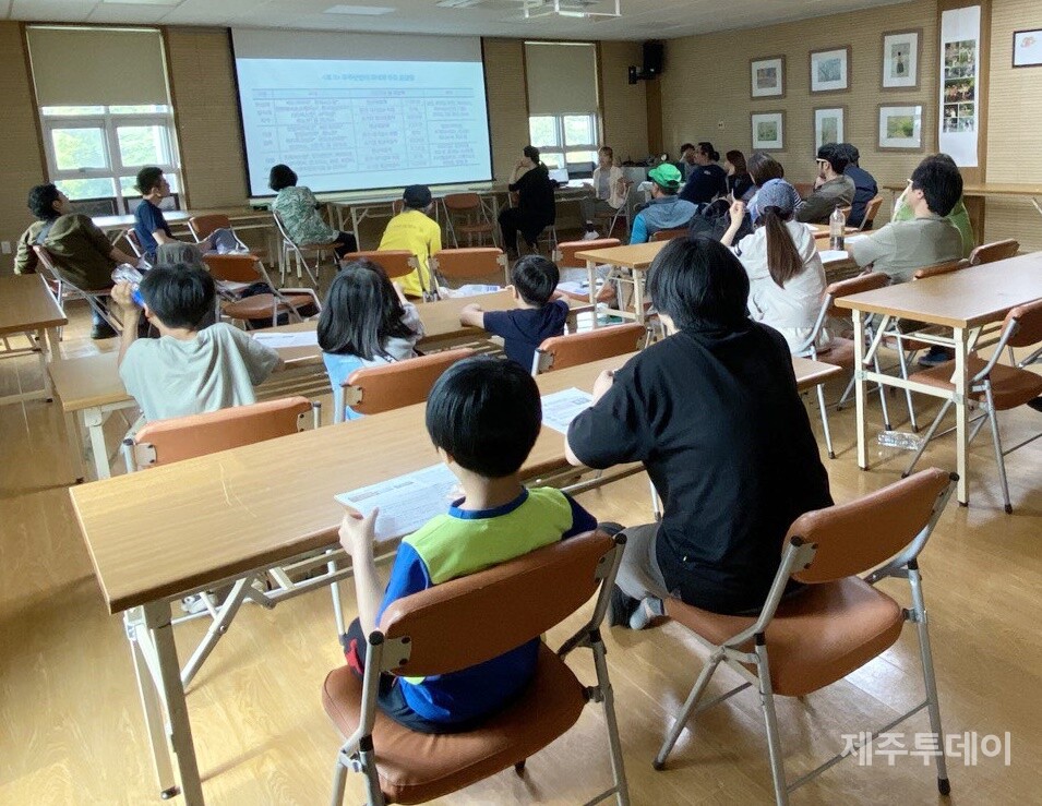 지난 14일 오후 제주시 조천읍 동백동산습지센터 교육실에서 제주평화기후행진 일곱번째 모임이 진행되고 있다. (사진=최성희 활동가 제공)