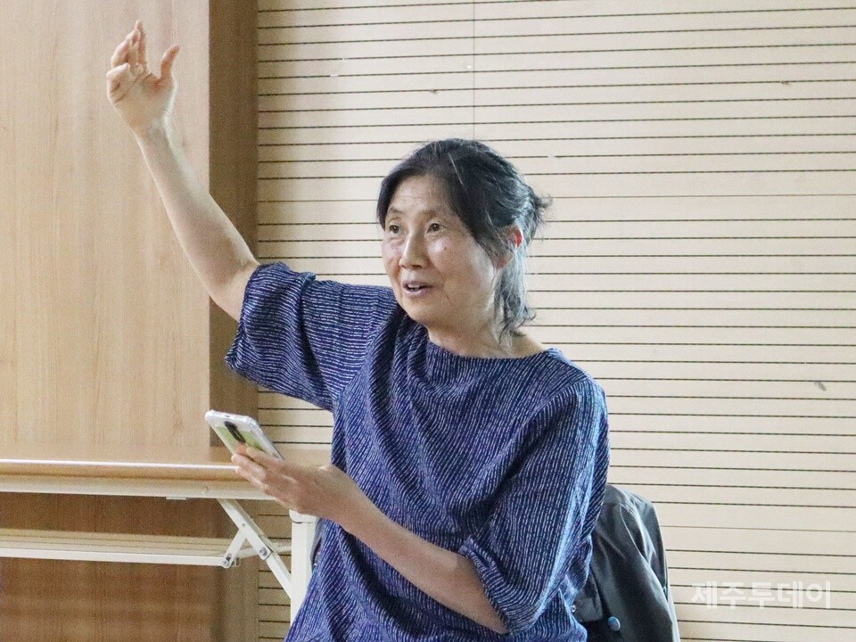 지난 14일 오후 제주시 조천읍 동백동산습지센터 교육실에서 열린 제주기후평화행진 일곱번째 모임에서 최성희 평화활동가가 발표하고 있다. (사진=조수진 기자)