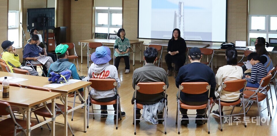 지난 14일 제주시 조천읍 동백동산습지센터에서 제주기후평화행진 일곱번째 모임이 진행되고 있다. (사진=조수진 기자)