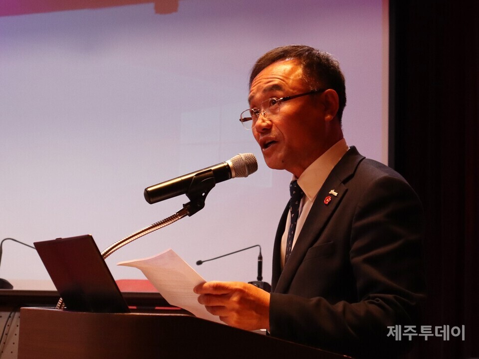 지난 12일 오후 KCTV제주방송 공개홀에서 제주언론학회와 제주4·3기념사업위원회, 제주4·3희생자유족회 등은 제주4·3 75주년 기념 세미나를 공동 주최했다. 김창범 유족회장이 개회사를 하고 있다. (사진=조수진 기자)