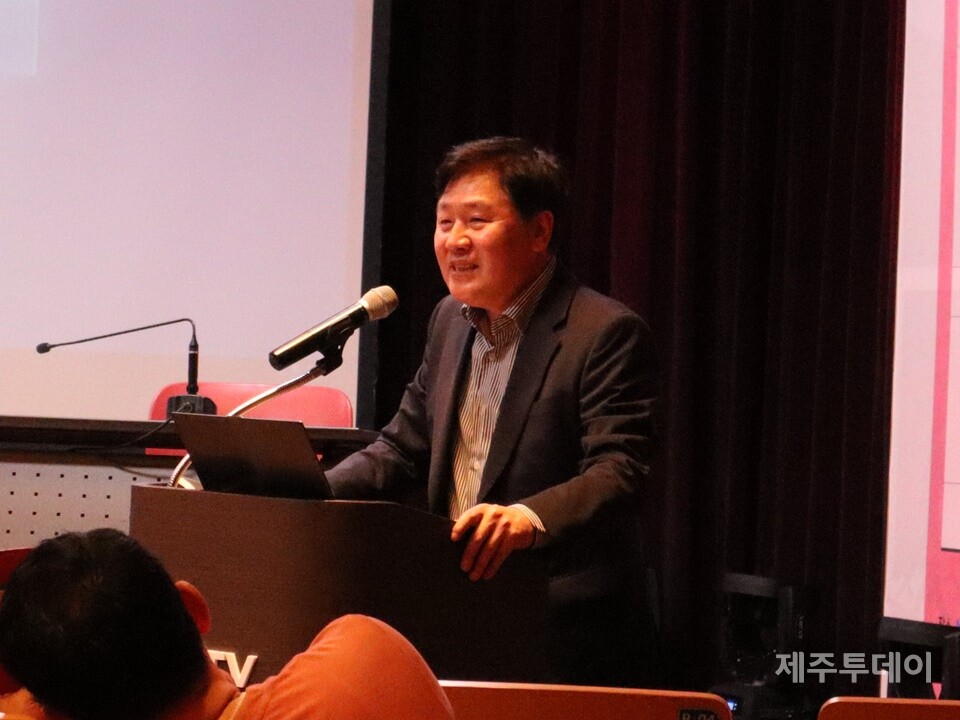 지난 12일 오후 KCTV제주방송 공개홀에서 제주언론학회와 제주4·3기념사업위원회, 제주4·3희생자유족회 등은 제주4·3 75주년 기념 세미나를 공동 주최했다. 김동만 회장이 개회사를 하고 있다. (사진=조수진 기자)