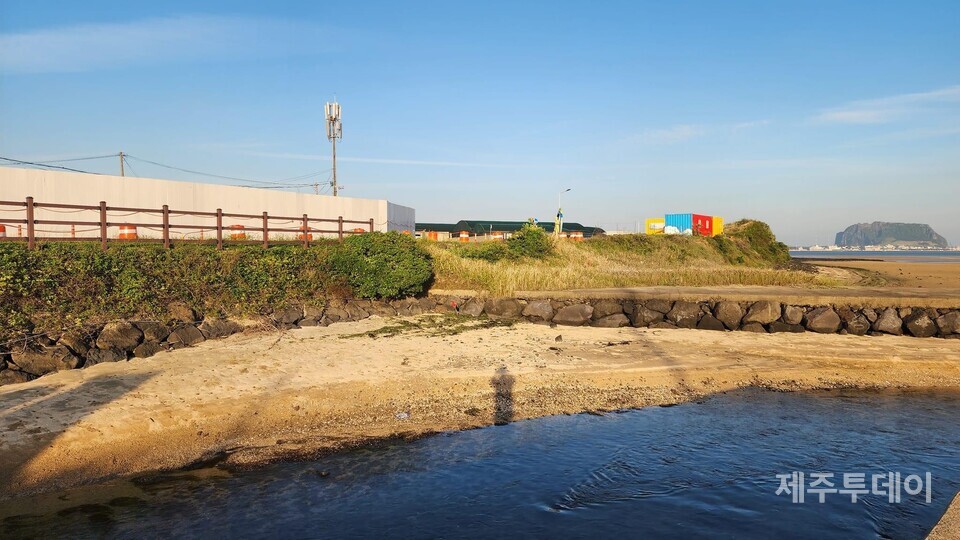 제주시 구좌읍 종달리 해변 인근에 배수 펌프장 공사가 진행되고 있다. (사진=임형묵 감독 제공)