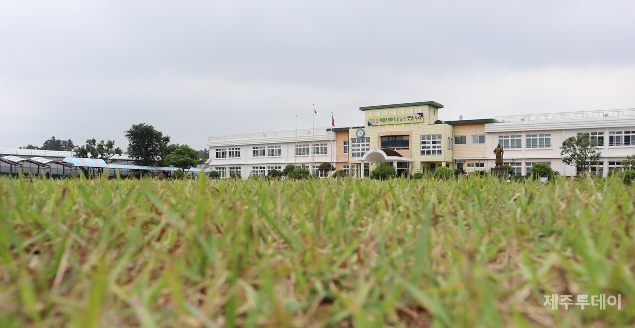 지난 17일 촬영한 서귀포시 남원읍 의귀초등학교. 1949년 1월12일 이곳에서 의귀리 전투가 벌어졌다. (사진=조수진 기자)