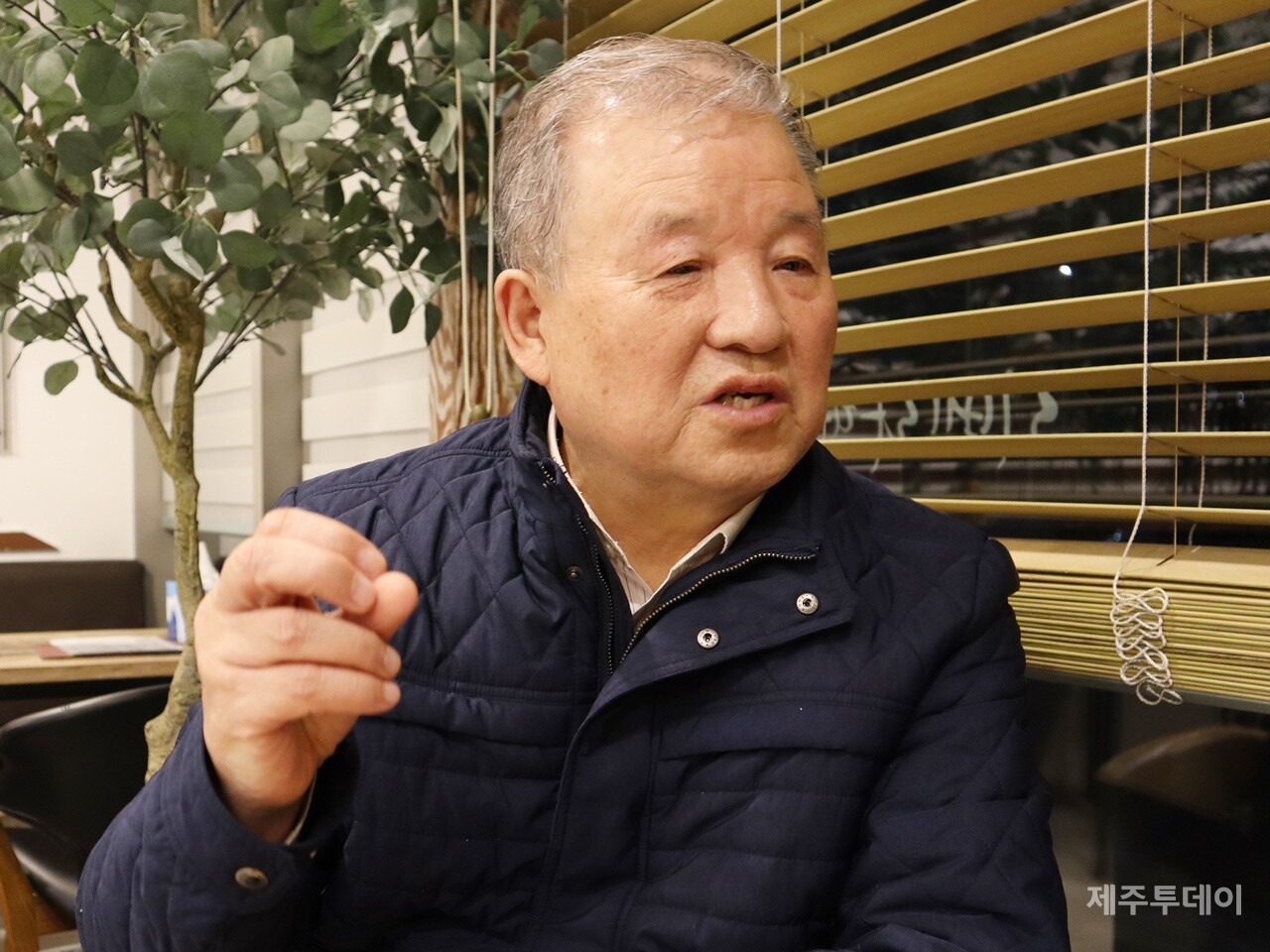 지난 3월3일 제주시 오라동에서 김동화씨가  3·10총파업 조사·연구팀과 만나 인터뷰하고 있다. (사진=조수진 기자)