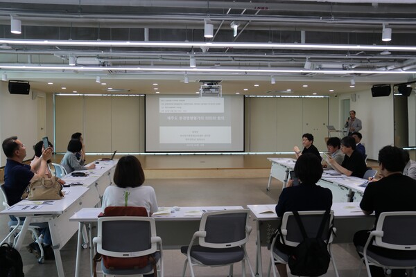 제주대학교 공동자원과 지속가능사회 연구센터는 한국환경연구원 환경갈등연구단, 한국환경사회학회와 함께 지난 12일 오후 제주시소통협력센터 다목적홀에서 열린 '제주도 환경영향평가 조례 개정 정책토론회'를 개최했다. (사진=박지희 기자)