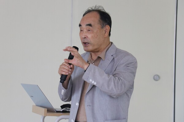 정대연 아시아기후변화교육센터 센터장이 지난 12일 오후 제주시소통협력센터 다목적홀에서 열린 '제주도 환경영향평가 조례 개정 정책토론회'에서 발제하고 있다. (사진=박지희 기자)