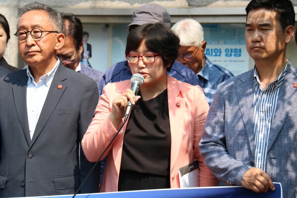 제주4·3희생자유족회와 제주4·3연구소, 제주4·3도민연대, 제주민예총, 제주4·3기념사업위원회, 제주4·3평화재단, 제주4·3범국민위원회는 15일 오전 제주지방법원 민원실에 태영호 국회의원을 상대로 손해배상청구 소장을 제출했다. 사진은 기자회견에서 발언하는 백신옥 변호사.