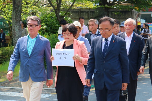 제주4·3희생자유족회와 제주4·3연구소, 제주4·3도민연대, 제주민예총, 제주4·3기념사업위원회, 제주4·3평화재단, 제주4·3범국민위원회는 15일 오전 제주지방법원 민원실에 태영호 국회의원을 상대로 손해배상청구 소장을 제출했다. (사진=박지희 기자)