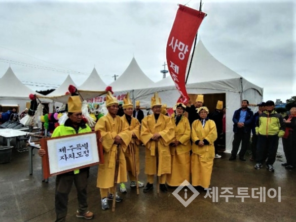 2017년 10월 16일 오전 10시 도두1동마을회 주민들이 기존 도두하수처리장 증설 계획 전면백지화 등 원희룡 지사가 하루만에 말을 바꾸었다며 상여출정식 및 도청 집회를 추진했다. 상여출정식 마지막 순간에 원희룡 지사가 주민들의 요구에 따라 주민들이 모두 들을 수 있도록 한 스피커를 통한 전화통화에서 공개적으로 재협의를 약속한 뒤에야 상여출정식은 무산됐다.(사진=김재훈 기자)