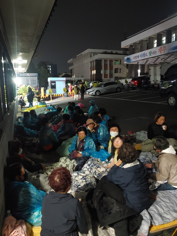 제주도청에서 철야 농성 중인 월정리 해녀들.(사진=김재훈 기자)