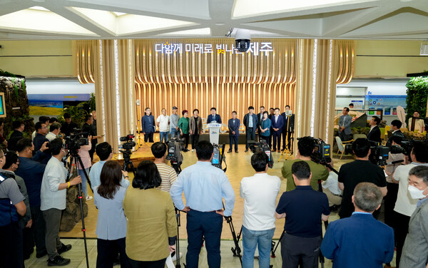 오영훈 제주지사와 월정리 마을회 임원진이 제주도청 로비에서 기자회견을 열고 동부하수처리장 증설공사 협의 내용 및 정상 추진 계획을 밝히고 있다.(사진=제주특별자치도 제공)