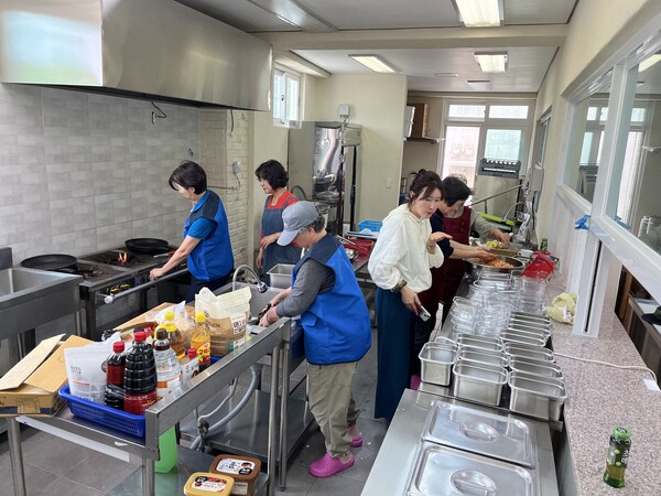 6월 13일 오후 음식을 만들기 위해 복지회관에 모인 봉사단원들(사진=이상영 제공)