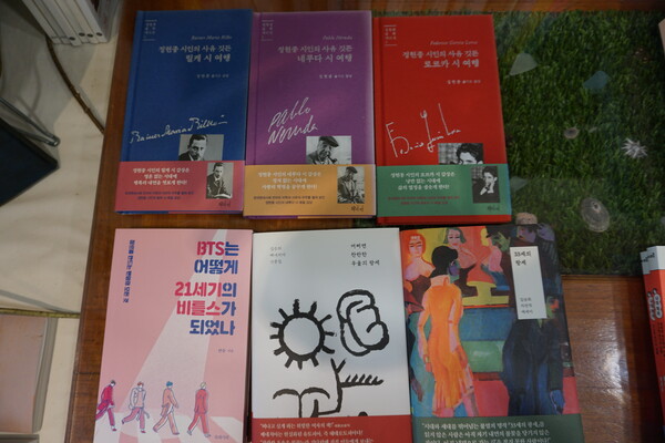 서귀포시 호근동 소재 책방 '취향의 섬 북앤띵즈'. 이명옥 책방지기가 디자인한 책들이 진열돼 있다. (사진=요행)