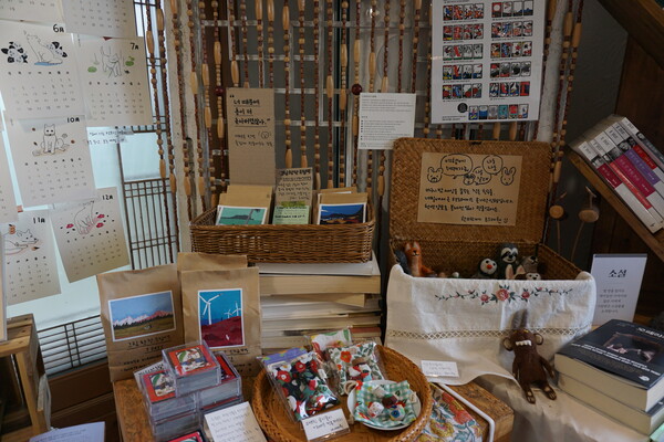 서귀포시 호근동 소재 책방 '취향의 섬 북앤띵즈'. 공정무역상품과 수공예품들도 판매한다. (사진=요행)