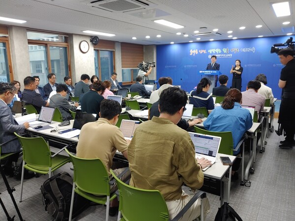 취임 1주년 기자간담회를 열고 있는 김광수 제주도교육감(사진=김재훈 기자)