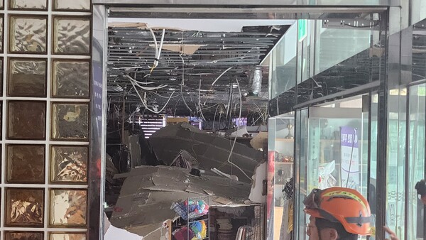 4일 오후 3시 1분께 제주시 연동에 위치한 로얄쇼핑 1층 상가 내부 천장이 무너지는 사고가 났다.(사진=제주경찰청 제공)